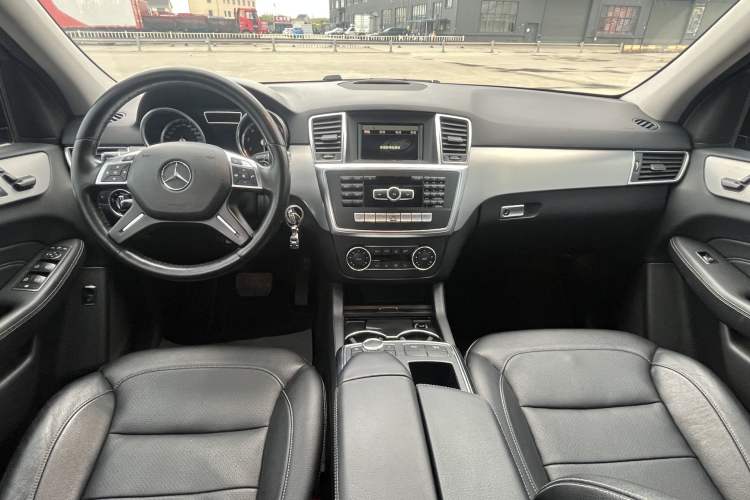 Used Mercedes-Benz M-Class 2014 ML 320 4MATIC Interior 3