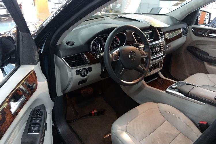 Used Mercedes-Benz M-Class 2014 ML 400 4MATIC Dynamic Model Interior 3
