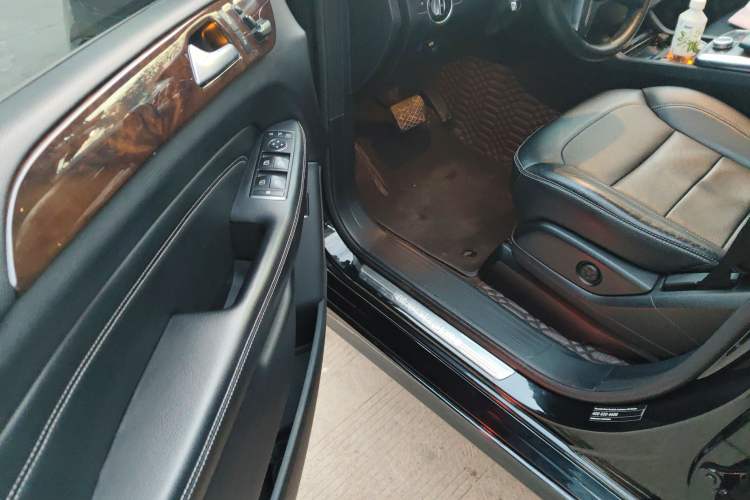 Used Mercedes-Benz M-Class 2014 ML 400 4MATIC Dynamic Model Interior 3