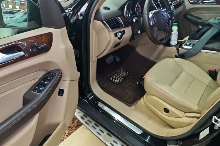 Used Mercedes-Benz M-Class 2014 ML 400 4MATIC Dynamic Model Interior 3