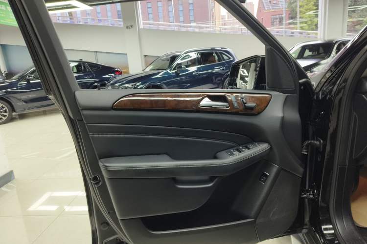 Used Mercedes-Benz M-Class 2014 ML 400 4MATIC Dynamic Model Interior 4