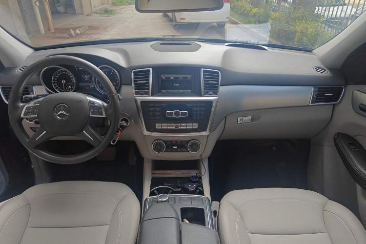 Used Mercedes-Benz M-Class 2014 ML 320 4MATIC Interior 4