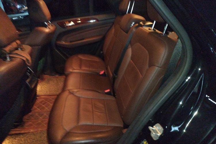 Used Mercedes-Benz M-Class 2014 ML 400 4MATIC Luxury Model Interior 4