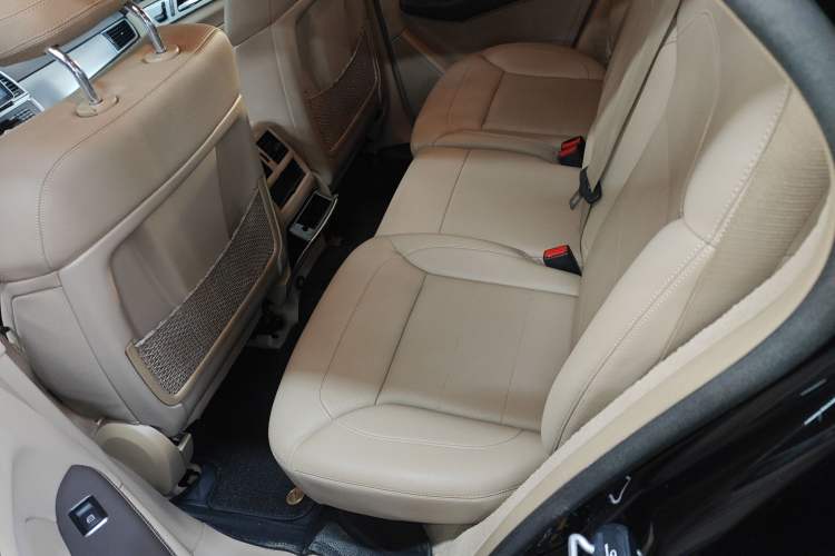 Used Mercedes-Benz M-Class 2014 ML 320 4MATIC Interior 4