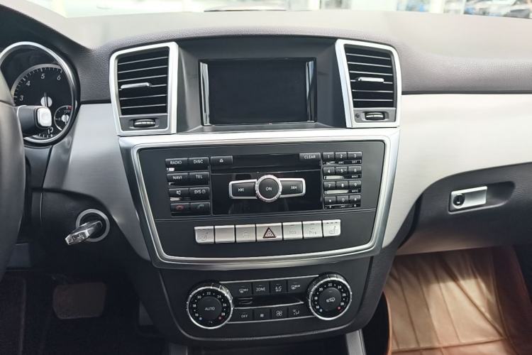 Used Mercedes-Benz M-Class 2014 ML 320 4MATIC Interior 4