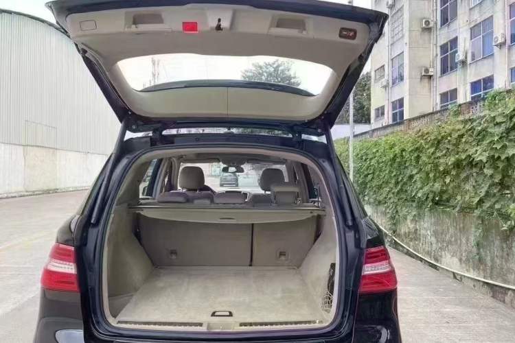 Used Mercedes-Benz M-Class 2014 ML 400 4MATIC Dynamic Model Interior 4