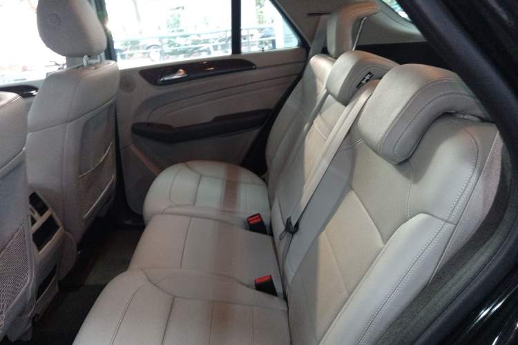 Used Mercedes-Benz M-Class 2014 ML 400 4MATIC Dynamic Model Interior 4