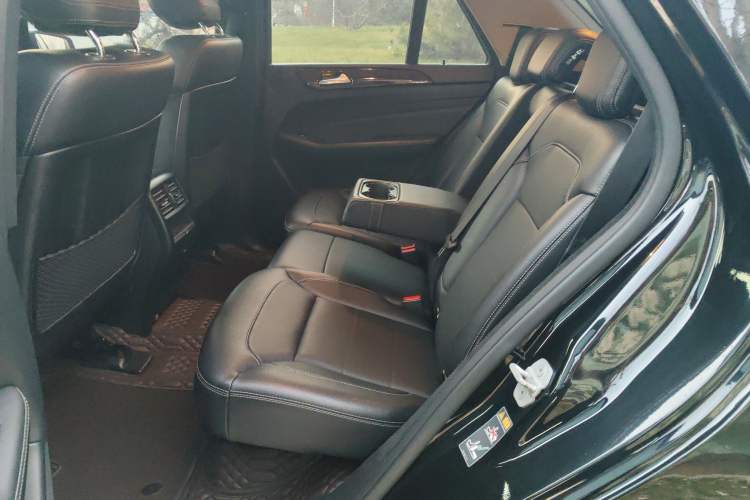 Used Mercedes-Benz M-Class 2014 ML 400 4MATIC Dynamic Model Interior 4