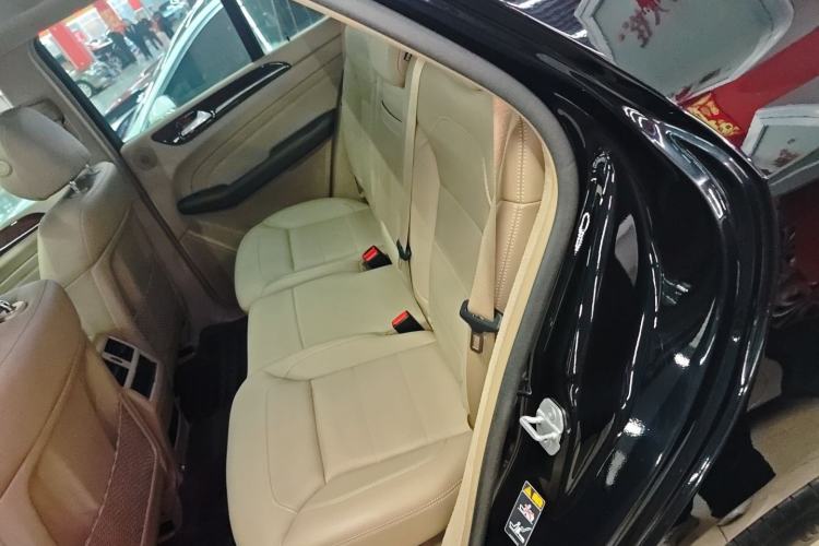 Used Mercedes-Benz M-Class 2014 ML 400 4MATIC Dynamic Model Interior 4