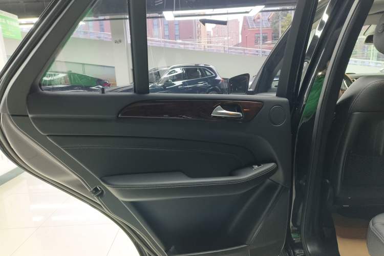 Used Mercedes-Benz M-Class 2014 ML 400 4MATIC Dynamic Model Interior 5