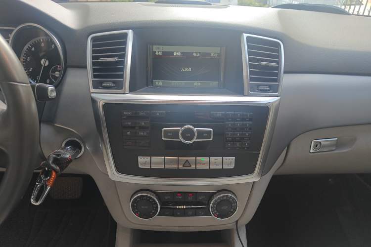 Used Mercedes-Benz M-Class 2014 ML 320 4MATIC Interior 5