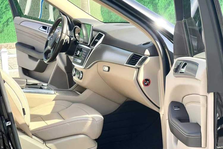 Used Mercedes-Benz M-Class 2014 ML 320 4MATIC Interior 5