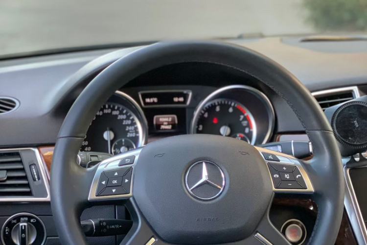 Used Mercedes-Benz M-Class 2014 ML 400 4MATIC Dynamic Model Interior 5