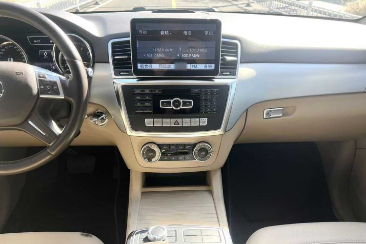 Used Mercedes-Benz M-Class 2014 ML 320 4MATIC Interior 6