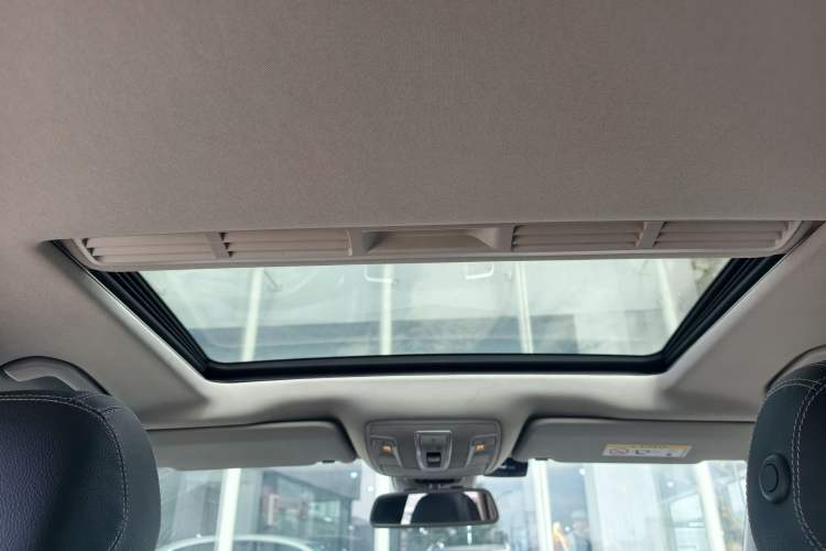 Used Mercedes-Benz M-Class 2014 ML 320 4MATIC Interior 6