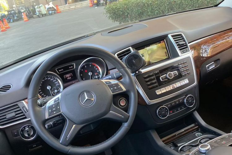 Used Mercedes-Benz M-Class 2014 ML 400 4MATIC Dynamic Model Interior 6