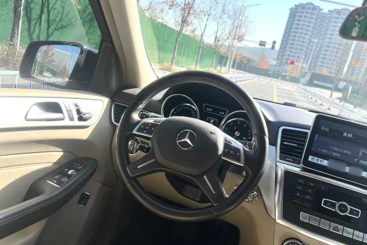 Used Mercedes-Benz M-Class 2014 ML 320 4MATIC Interior 7