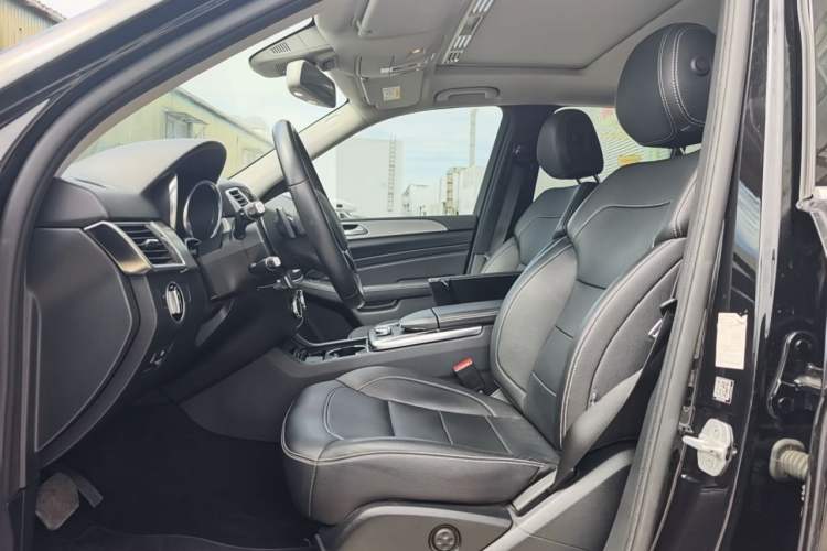 Used Mercedes-Benz M-Class 2014 ML 320 4MATIC Interior 7