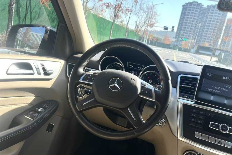 Used Mercedes-Benz M-Class 2014 ML 320 4MATIC Interior 8