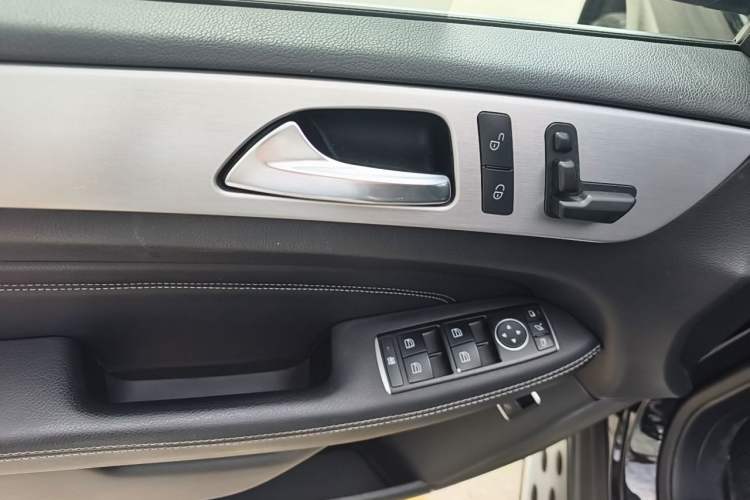 Used Mercedes-Benz M-Class 2014 ML 320 4MATIC Interior 8