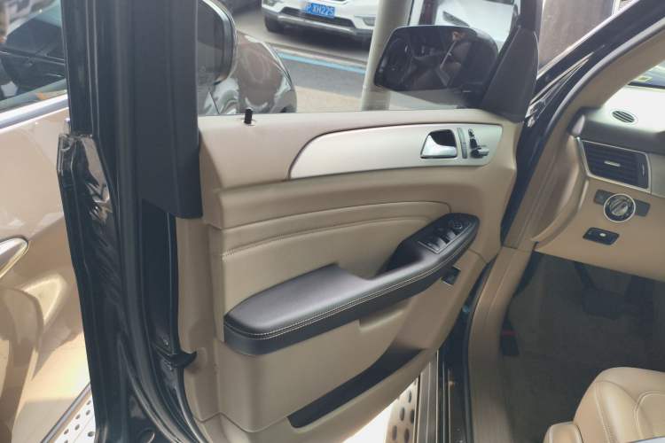 Used Mercedes-Benz M-Class 2014 ML 320 4MATIC Left Front Door Interior