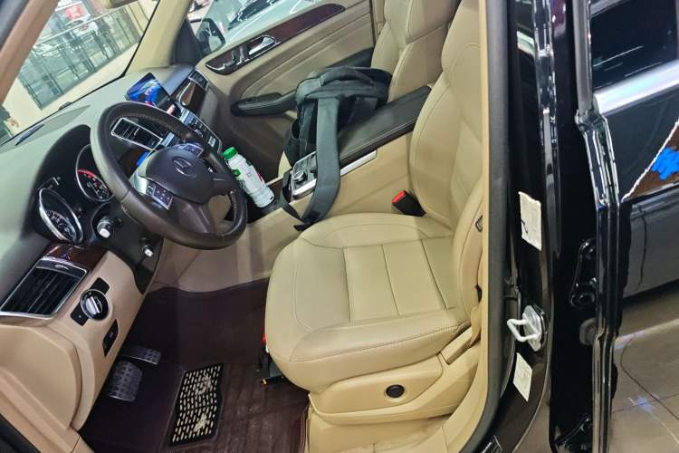 Used Mercedes-Benz M-Class 2014 ML 400 4MATIC Dynamic Model Left Front Seat