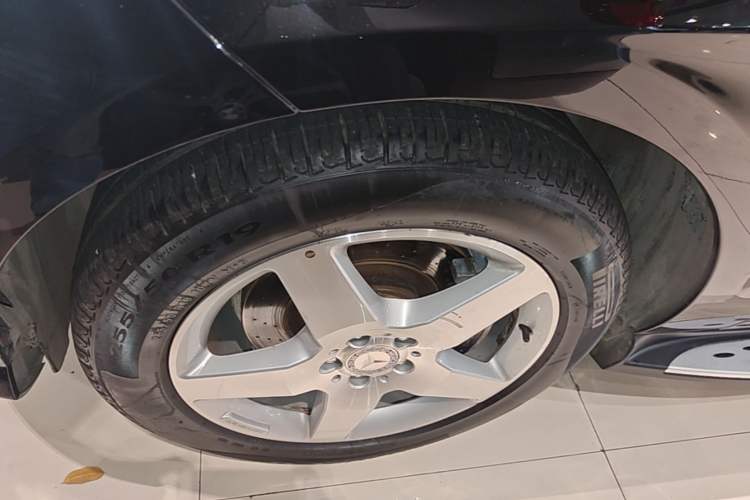 Used Mercedes-Benz M-Class 2014 ML 400 4MATIC Luxury Model Left Front Wheel Hub