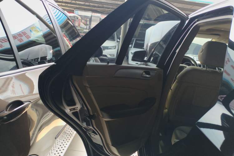 Used Mercedes-Benz M-Class 2014 ML 320 4MATIC Left Rear Door Interior