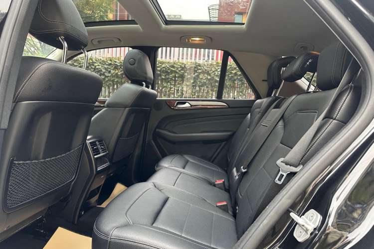 Used Mercedes-Benz M-Class 2014 ML 400 4MATIC Dynamic Model Left Rear Seat