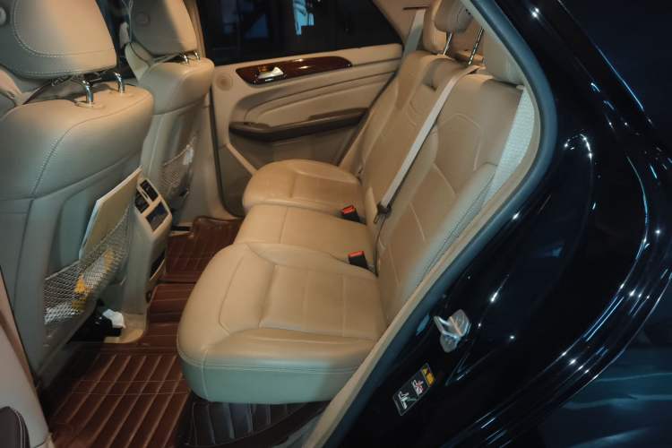 Used Mercedes-Benz M-Class 2014 ML 400 4MATIC Dynamic Model Left Rear Seat