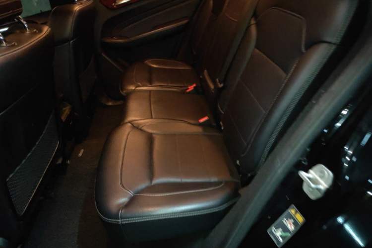 Used Mercedes-Benz M-Class 2014 ML 400 4MATIC Dynamic Model Left Rear Seat