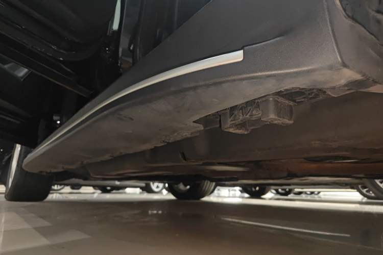 Used Mercedes-Benz M-Class 2014 ML 400 4MATIC Luxury Model Left Side Sill