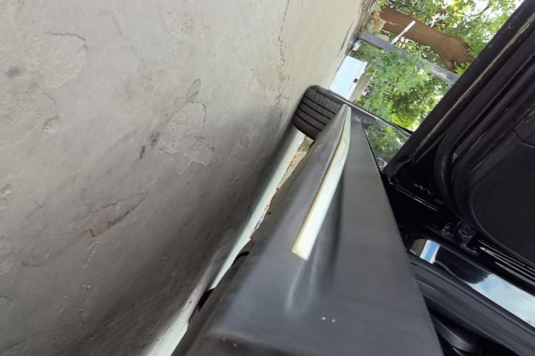 Used Mercedes-Benz M-Class 2014 ML 320 4MATIC Left Side Sill