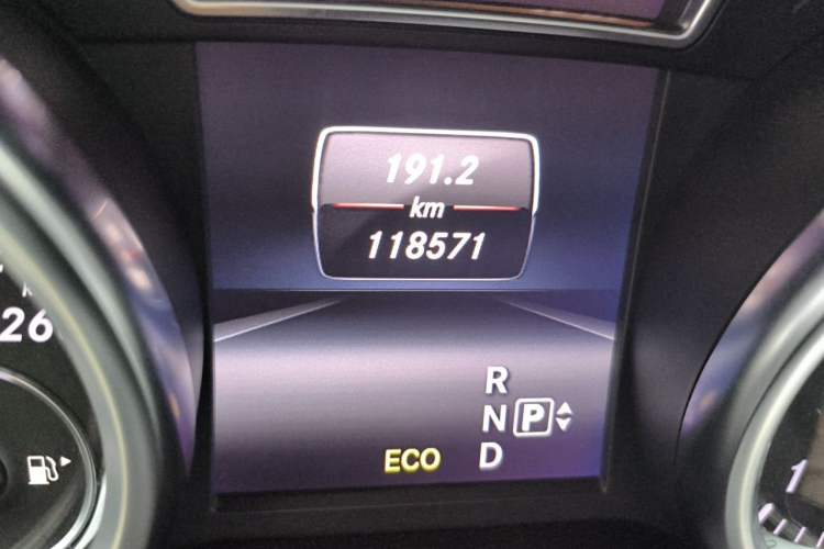 Used Mercedes-Benz M-Class 2014 ML 320 4MATIC Odometer Close Up