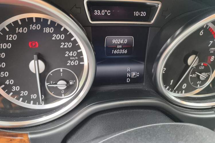Used Mercedes-Benz M-Class 2014 ML 400 4MATIC Dynamic Model Odometer Close Up