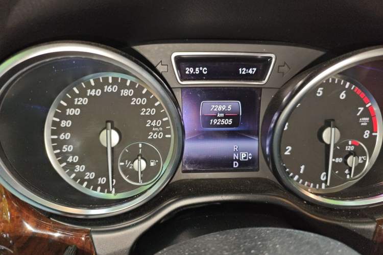Used Mercedes-Benz M-Class 2014 ML 400 4MATIC Luxury Model Odometer Close Up