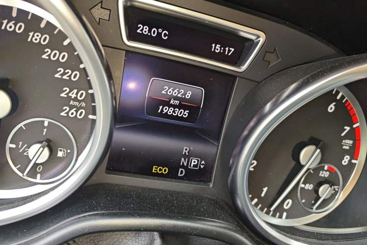Used Mercedes-Benz M-Class 2014 ML 400 4MATIC Luxury Model Odometer Close Up