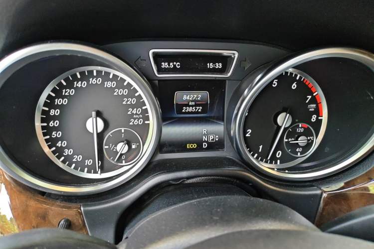 Used Mercedes-Benz M-Class 2014 ML 400 4MATIC Luxury Model Odometer Close Up