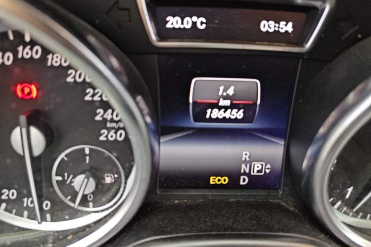 Used Mercedes-Benz M-Class 2014 ML 320 4MATIC Odometer Close Up
