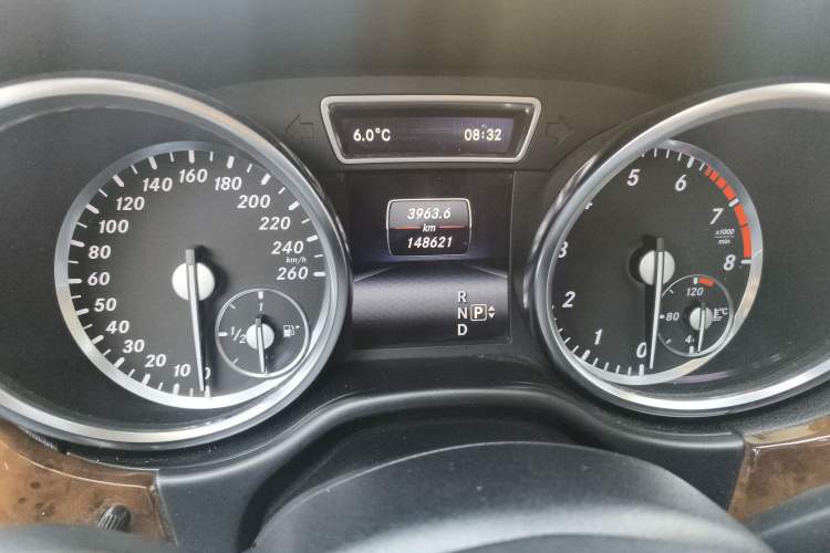 Used Mercedes-Benz M-Class 2014 ML 400 4MATIC Dynamic Model Odometer Close Up