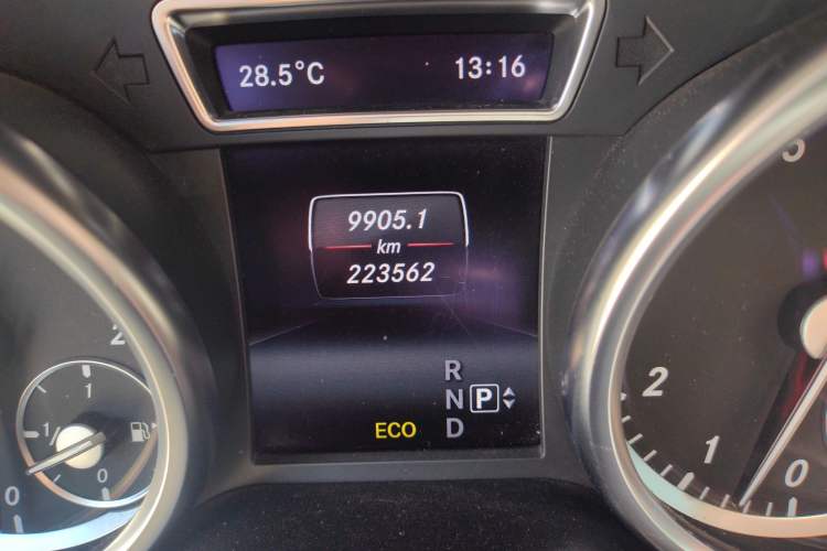 Used Mercedes-Benz M-Class 2014 ML 400 4MATIC Luxury Model Odometer Close Up