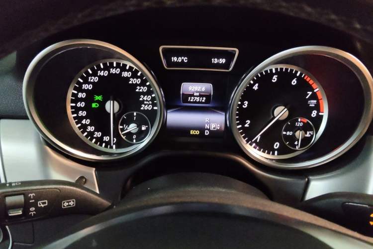Used Mercedes-Benz M-Class 2014 ML 320 4MATIC Odometer Close Up