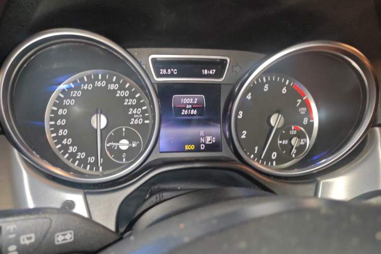 Used Mercedes-Benz M-Class 2014 ML 320 4MATIC Odometer Close Up