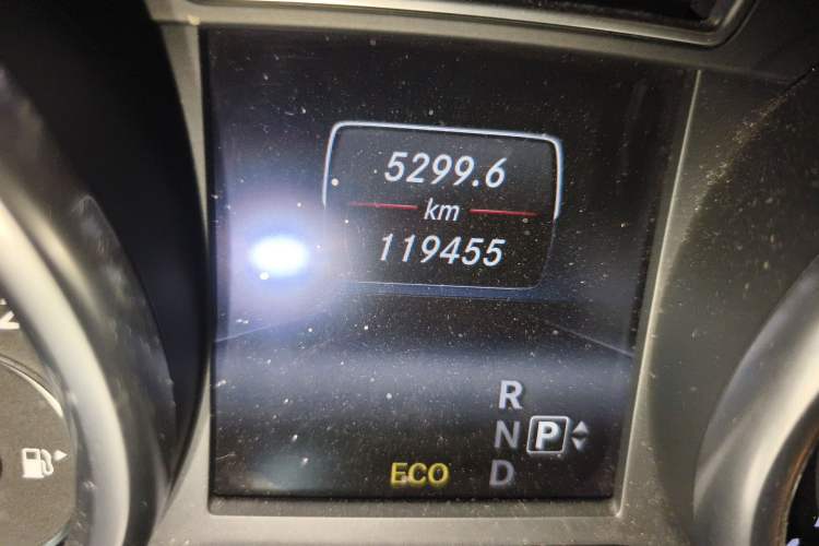 Used Mercedes-Benz M-Class 2014 ML 400 4MATIC Luxury Model Odometer Close Up