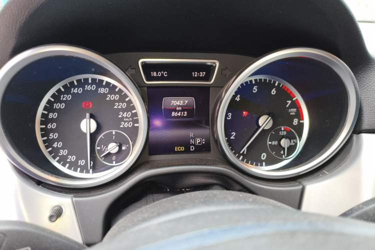 Used Mercedes-Benz M-Class 2014 ML 320 4MATIC Odometer Close Up