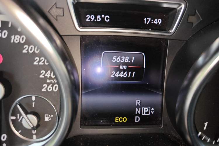 Used Mercedes-Benz M-Class 2014 ML 400 4MATIC Luxury Model Odometer Close Up