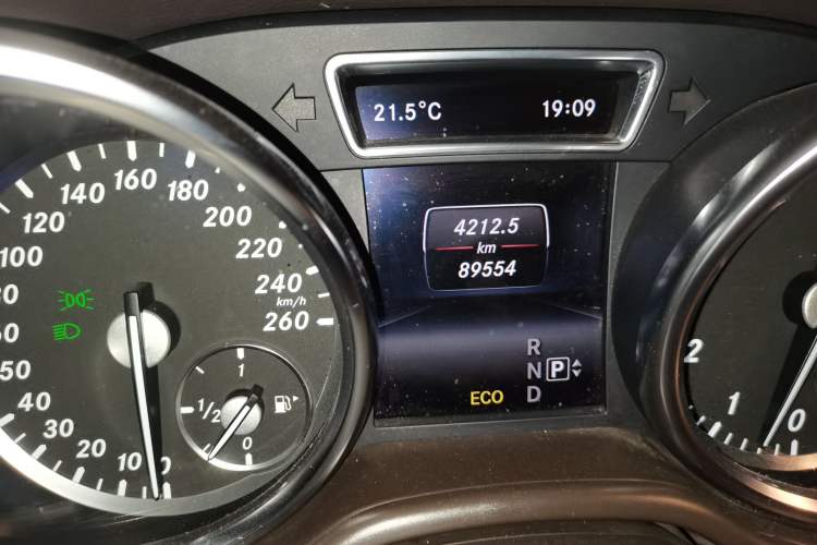 Used Mercedes-Benz M-Class 2014 ML 320 4MATIC Odometer Close Up