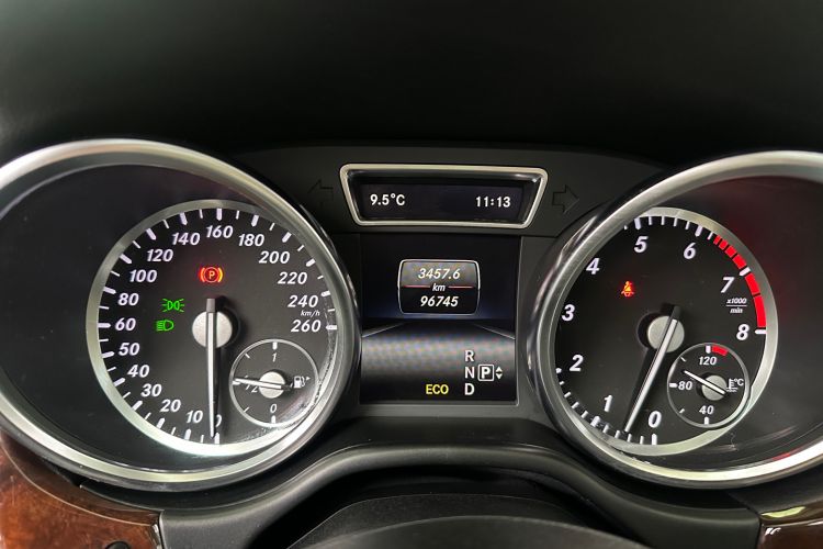 Used Mercedes-Benz M-Class 2014 ML 400 4MATIC Dynamic Model Odometer Close Up