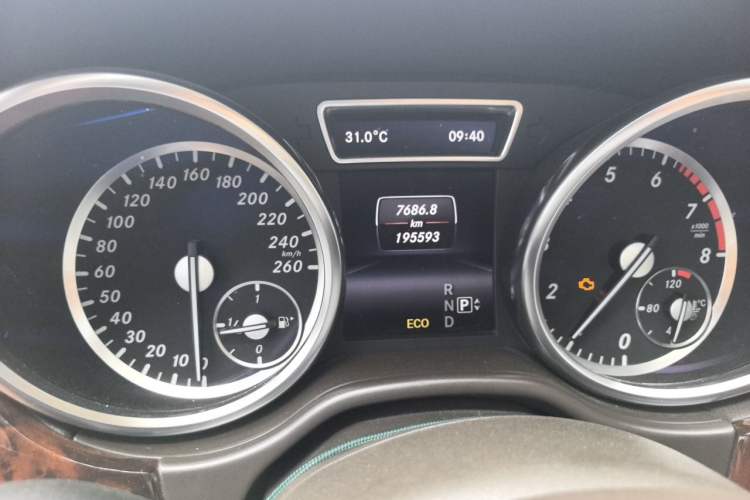 Used Mercedes-Benz M-Class 2014 ML 400 4MATIC Dynamic Model Odometer Close Up
