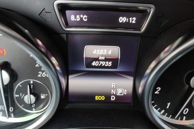 Used Mercedes-Benz M-Class 2014 ML 400 4MATIC Dynamic Model Odometer Close Up